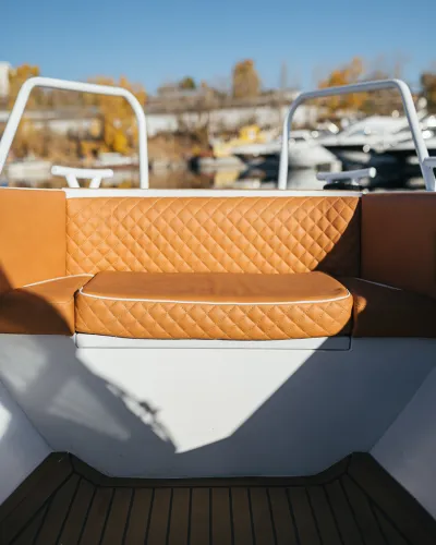 Каютный катер 700 BR обложка