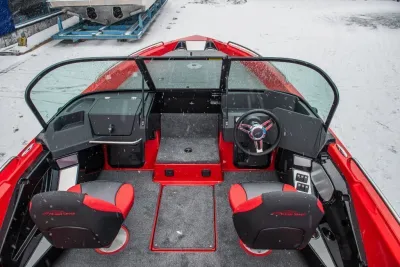 Каютный катер NorthSilver Husky 650 SF обложка