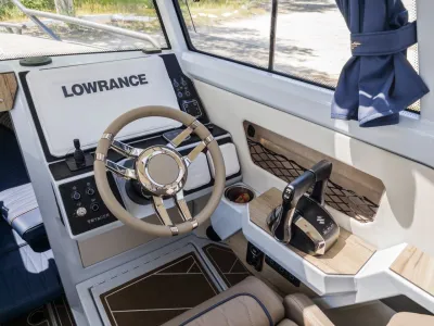 Каютный катер VOYAGER 850 Cabin Twin обложка