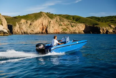 Пластиковая лодка Cayman 40S обложка