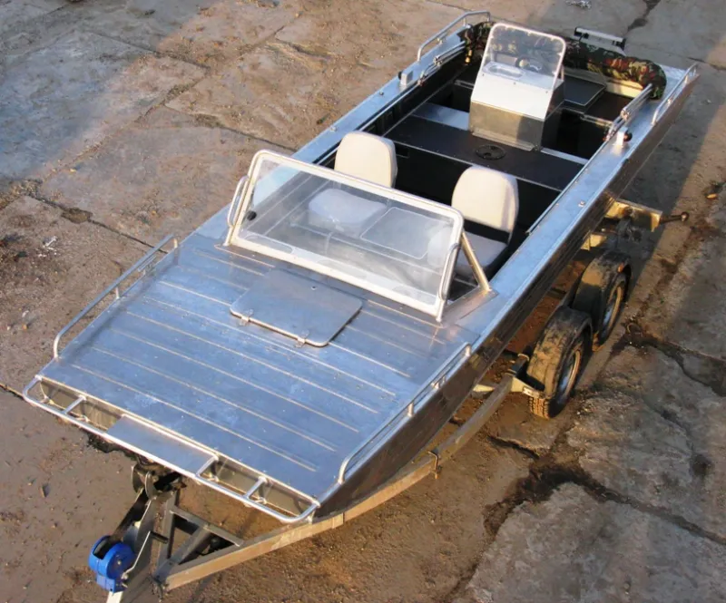 Моторная лодка Аллюр-56 Джонбот 