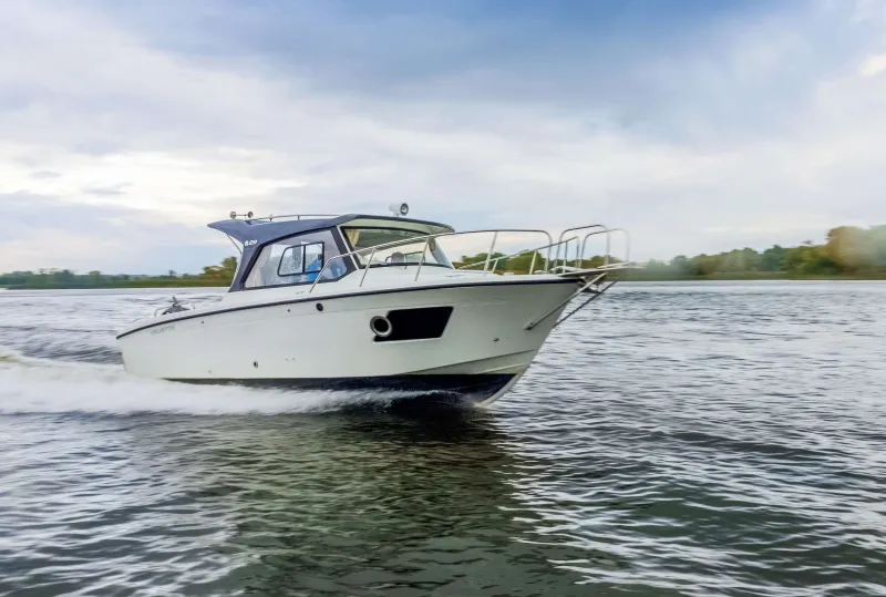 Пластиковая лодка Velvette 23 Active Sedan, фото: 1