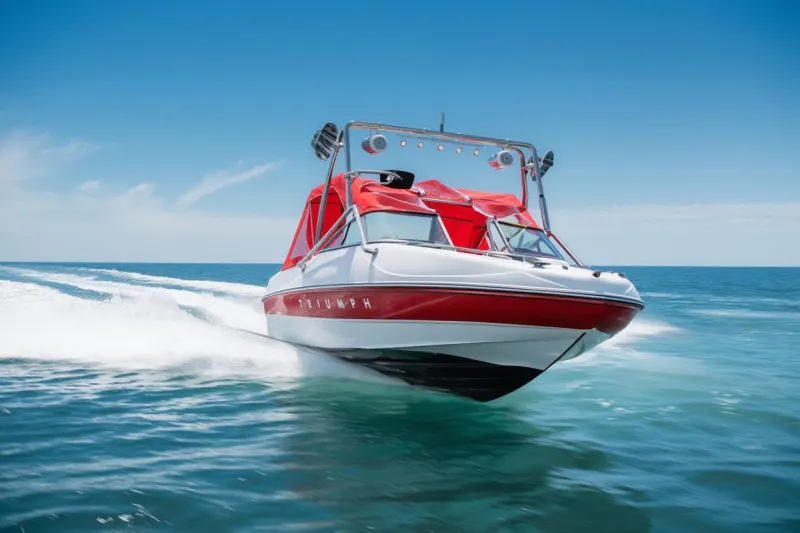 Каютный катер TRIUMPH-BOWRIDER, фото: 2