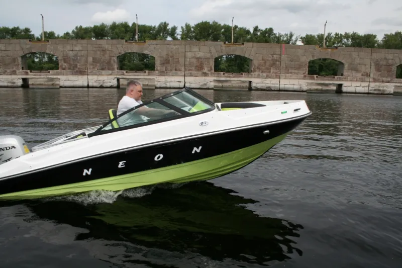 Пластиковая лодка NEON BOWRIDER, фото: 6