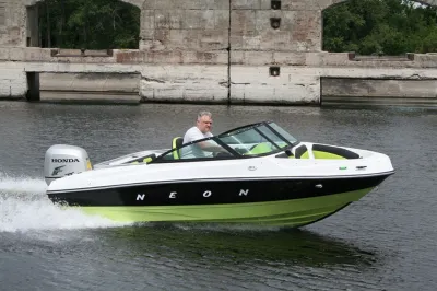 Лодка NEON BOWRIDER