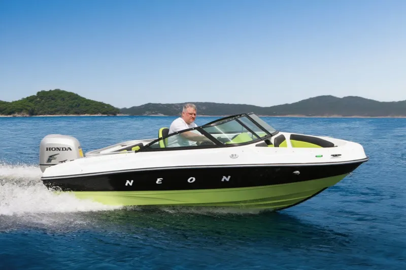 Каютный катер NEON BOWRIDER, фото: 2