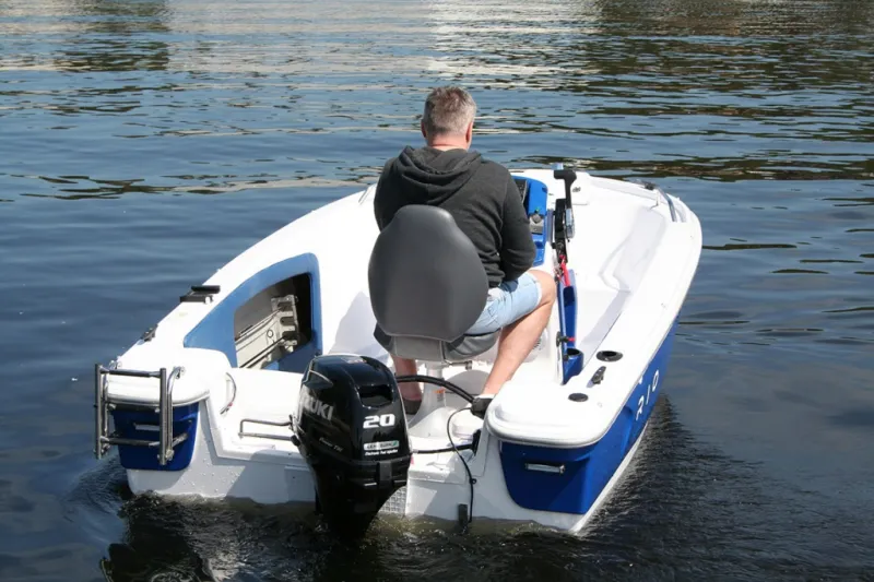 Пластиковая лодка RIO центральная рулевая консоль, фото: 5