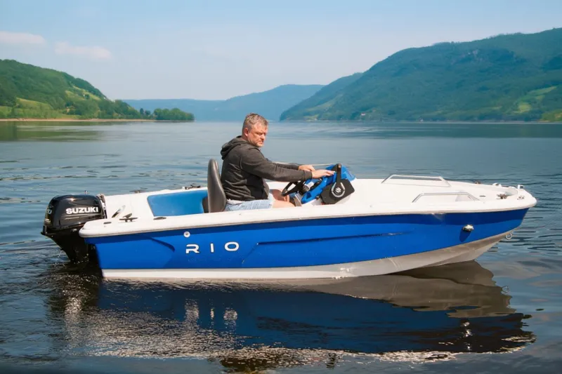 Каютный катер RIO центральная рулевая консоль, фото: 2