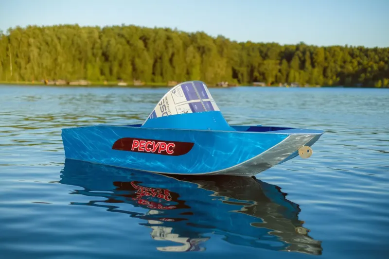 Каютный катер Ресурс 400ДС, фото: 2