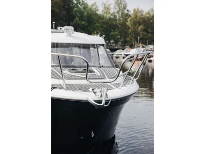 Лодка Phoenix 700 Cabin