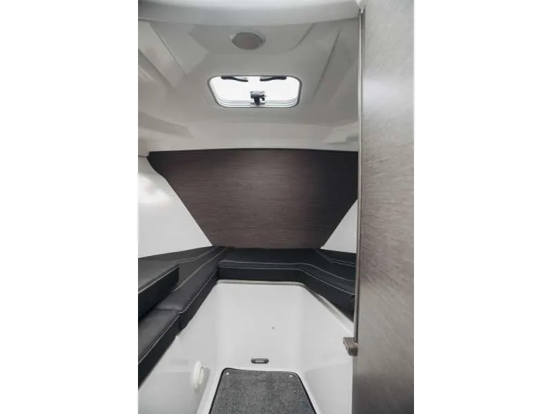 Пластиковая лодка Phoenix 700 Cabin, фото: 5