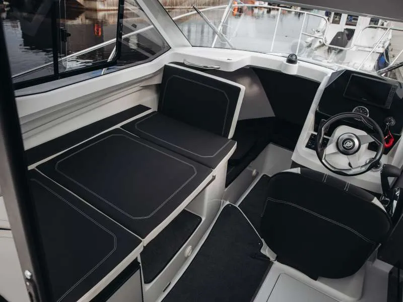 Пластиковая лодка Phoenix 700 Cabin, фото: 3