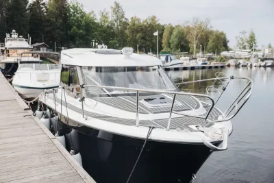 Лодка Phoenix 700 Cabin