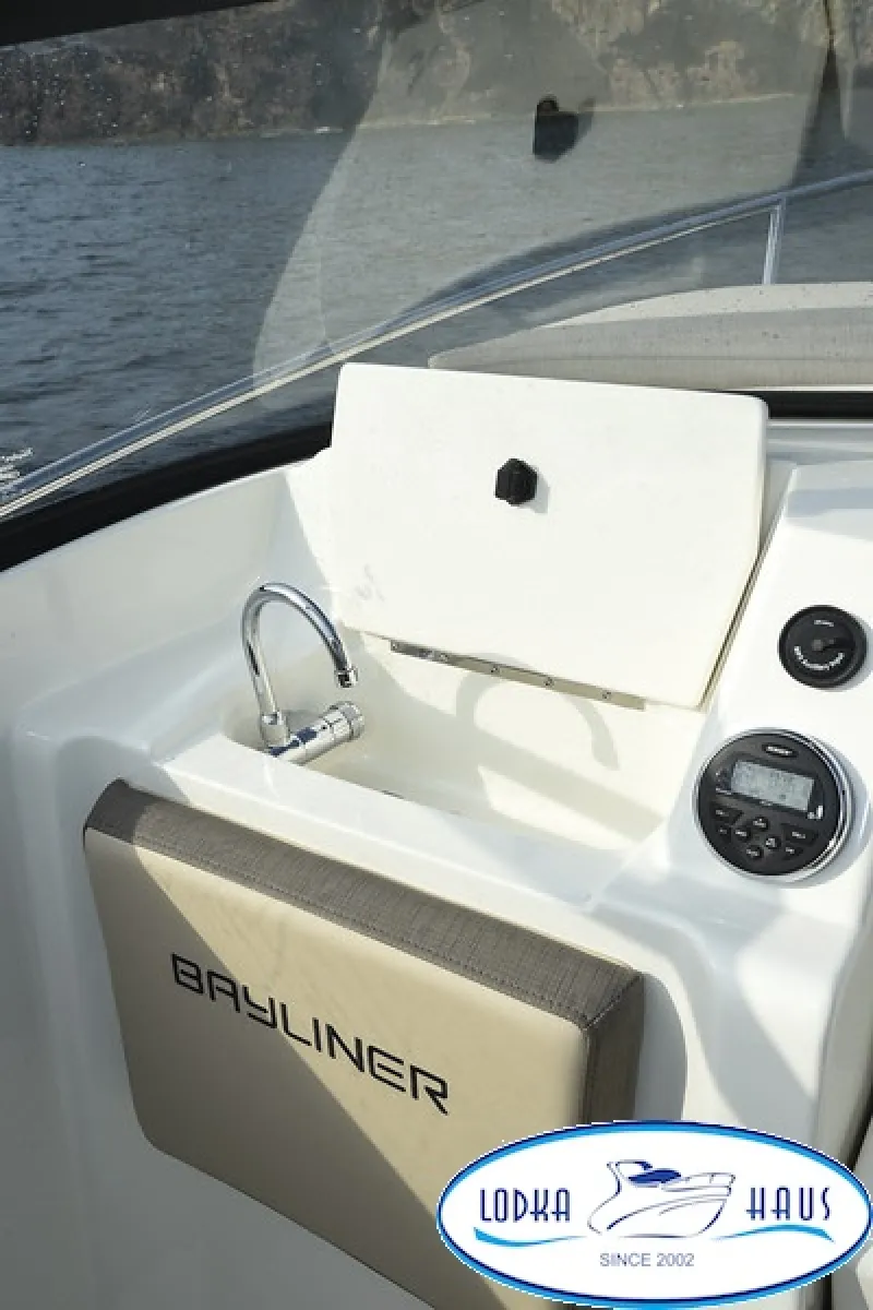 Катер Bayliner VR5 Cuddy, фото: 2