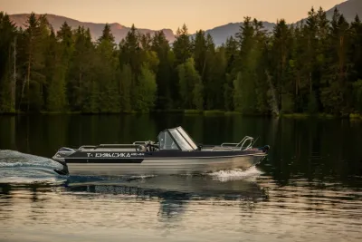 Дистанционная лодка Тактика 490 DC обложка