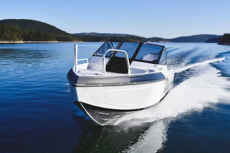 Дистанционная лодка Тактика 550 Bowrider, фото: 1