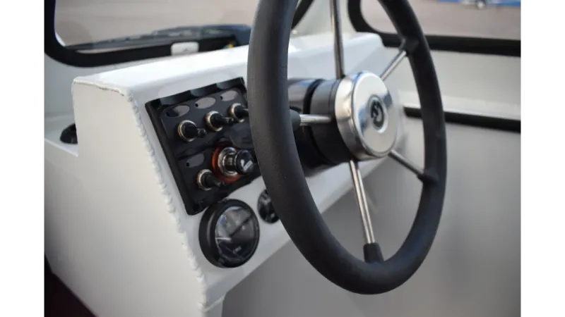 Алюминиевая лодка Неман-500 (закрытая рубка), фото: 3