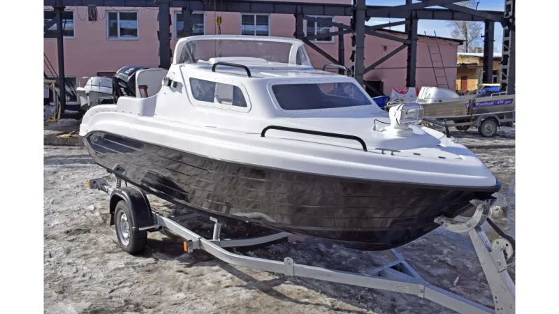 Стеклопластиковая лодка Neman-500 с каютой, фото: 2