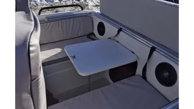 Стеклопластиковая лодка Neman-500 с каютой обложка