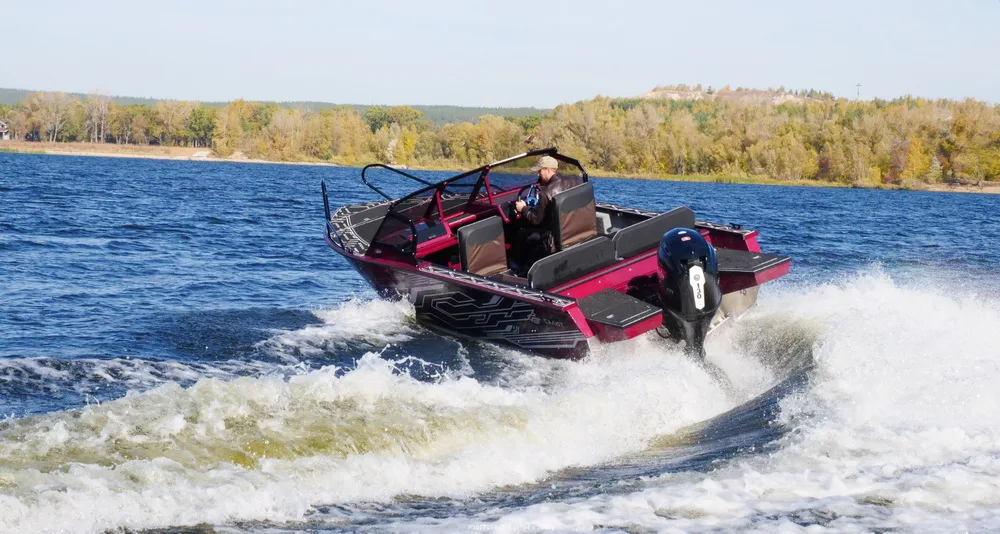 Салют 585 BD (BowDeck)