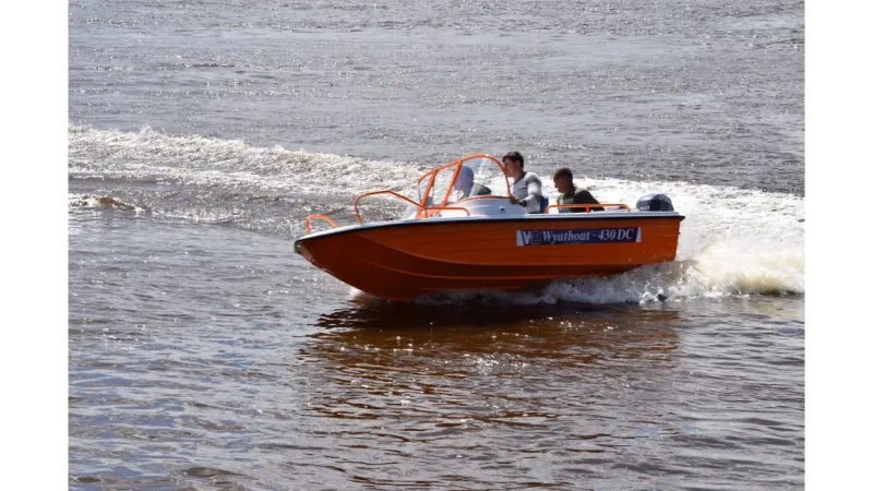 Стеклопластиковая лодка Wyatboat-430 DC, фото: 1