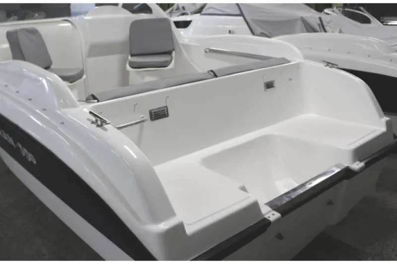 Стеклопластиковая лодка Neman-550 с каютой, фото: 23