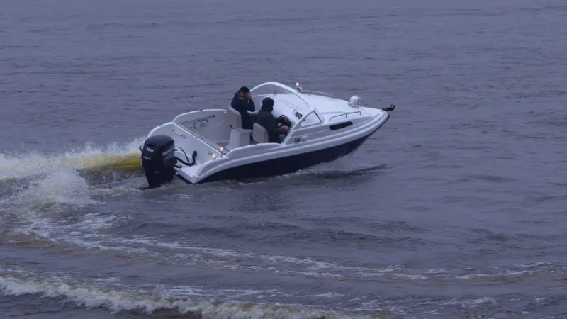 Стеклопластиковая лодка Neman-550 с каютой, фото: 16