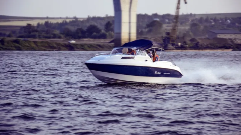 Стеклопластиковая лодка Neman-550 с каютой, фото: 12