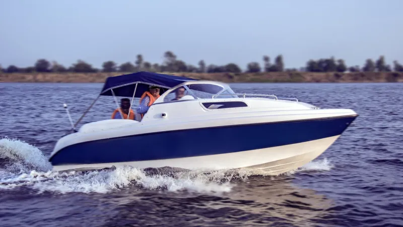 Стеклопластиковая лодка Neman-550 с каютой, фото: 10