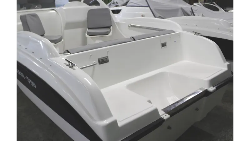 Стеклопластиковая лодка Neman-550 с каютой, фото: 5