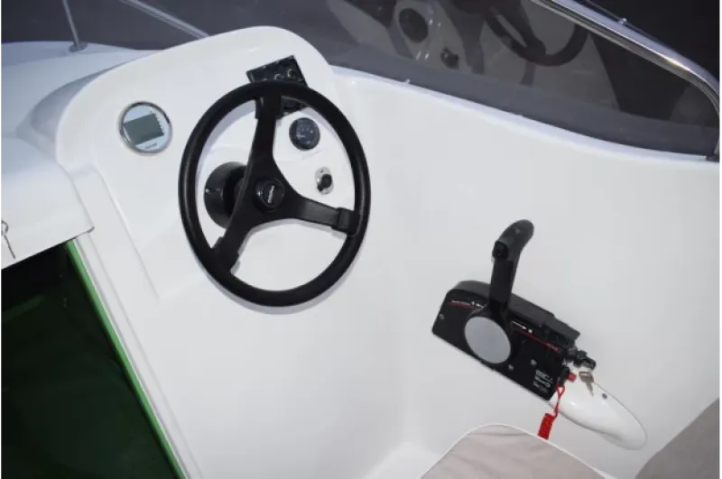 Стеклопластиковая лодка Neman-530 с каютой, фото: 18