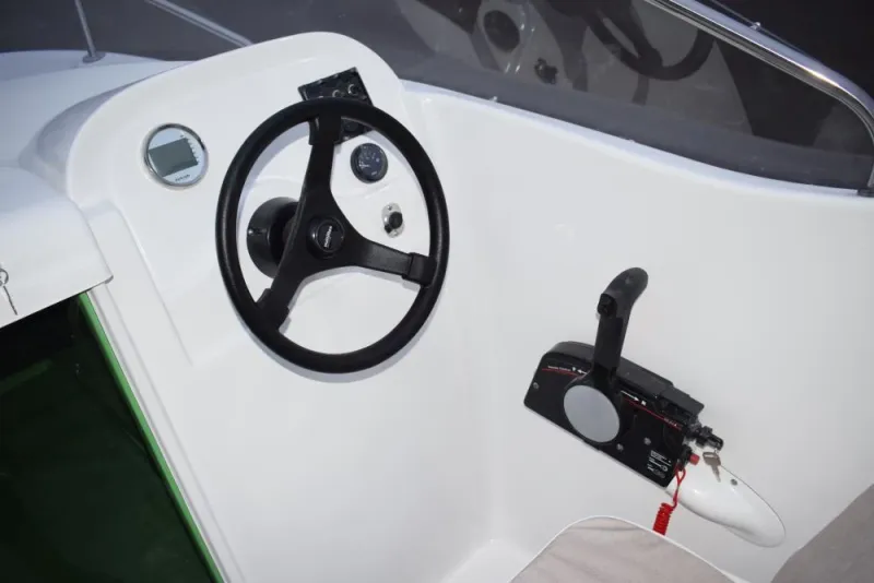 Стеклопластиковая лодка Neman-530 с каютой, фото: 7