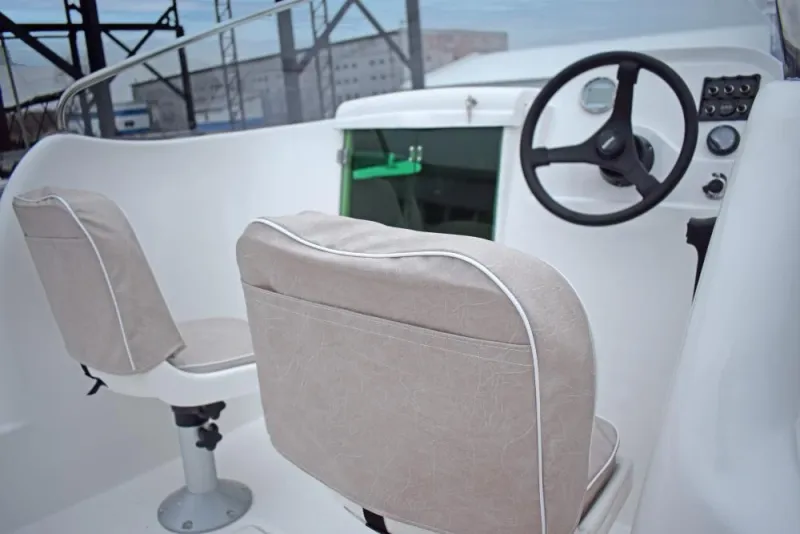 Стеклопластиковая лодка Neman-530 с каютой, фото: 3