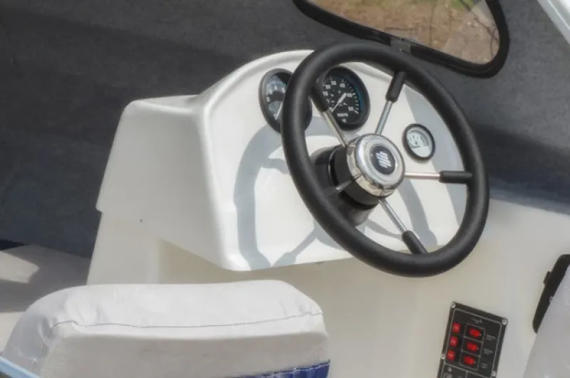 Стеклопластиковая лодка Wyatboat-3 П (полурубка), фото: 15