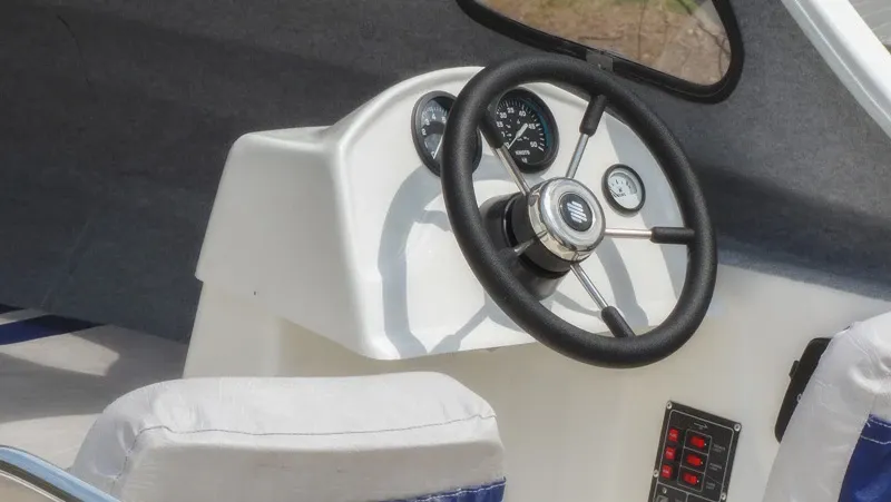 Стеклопластиковая лодка Wyatboat-3 П (полурубка), фото: 6