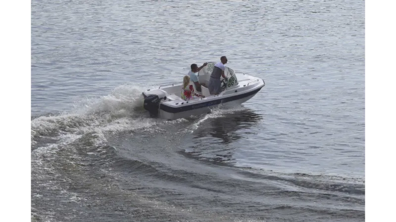 Моторная лодка Wyatboat-430 M (тримаран), фото: 4