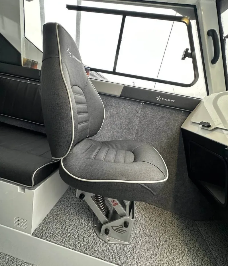 Алюминиевая лодка REALCRAFT 600 Cabin, фото: 9