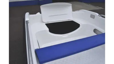 Стеклопластиковая лодка Пингвин New (тримаран) обложка