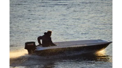 Стеклопластиковая лодка Пингвин (тримаран) обложка