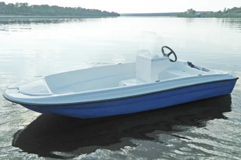 Стеклопластиковая лодка Пингвин с консолью (тримаран), фото: 33