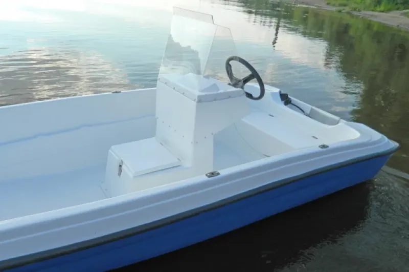 Стеклопластиковая лодка Пингвин с консолью (тримаран), фото: 32