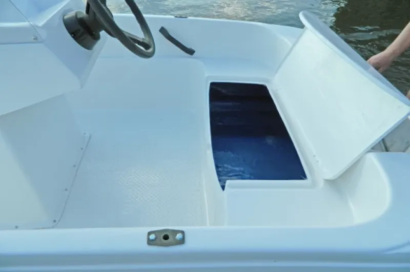 Стеклопластиковая лодка Пингвин с консолью (тримаран), фото: 31