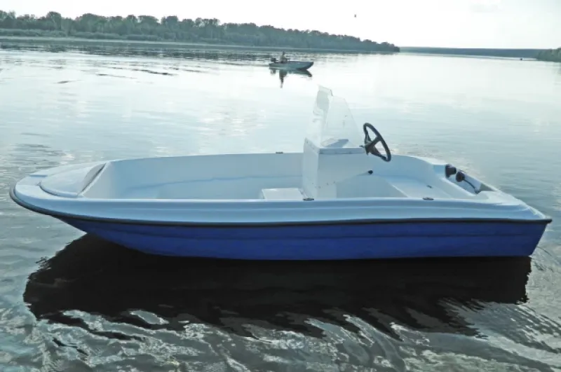 Стеклопластиковая лодка Пингвин с консолью (тримаран), фото: 30