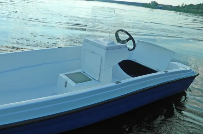 Стеклопластиковая лодка Пингвин с консолью (тримаран), фото: 26