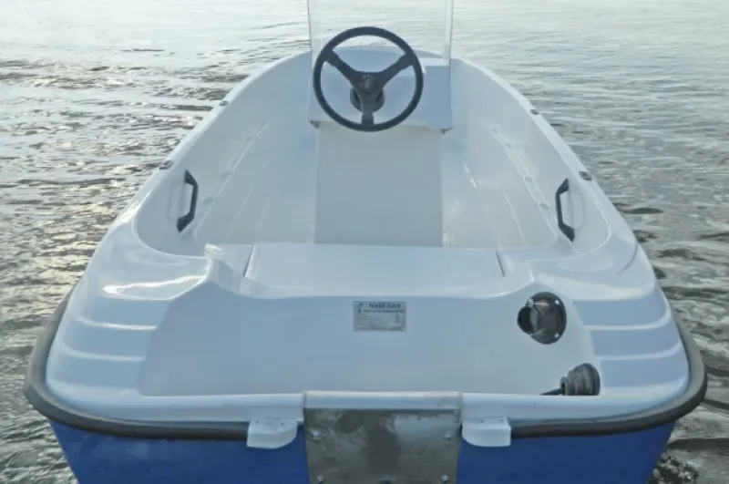 Стеклопластиковая лодка Пингвин с консолью (тримаран), фото: 24