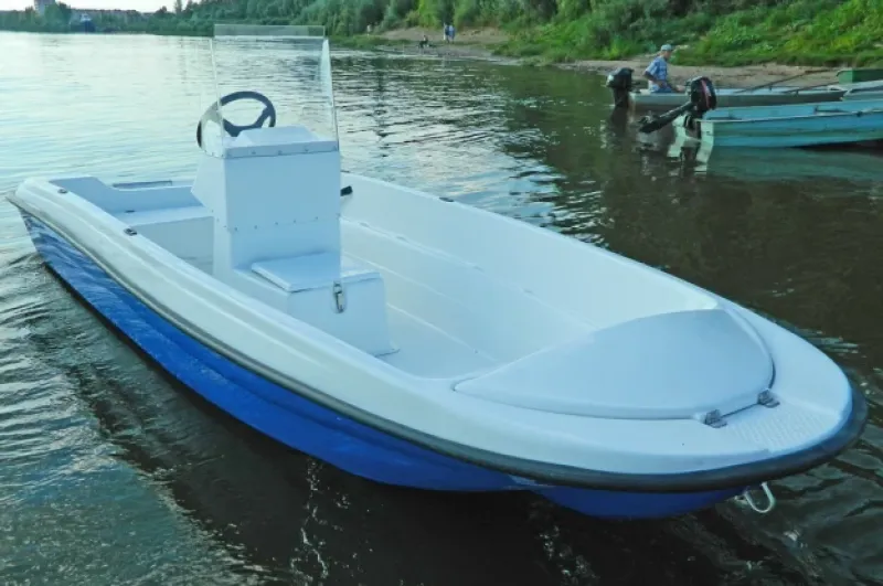 Стеклопластиковая лодка Пингвин с консолью (тримаран), фото: 21