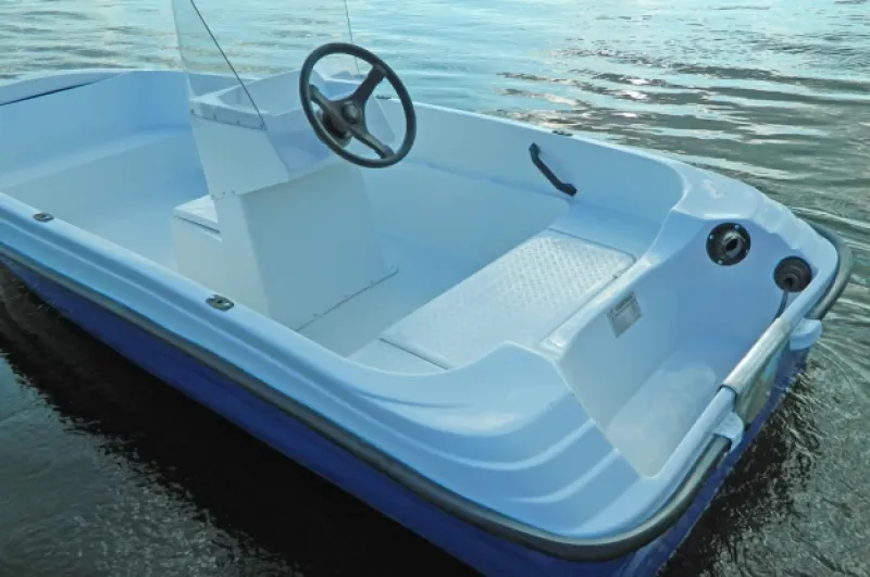 Стеклопластиковая лодка Пингвин с консолью (тримаран), фото: 19