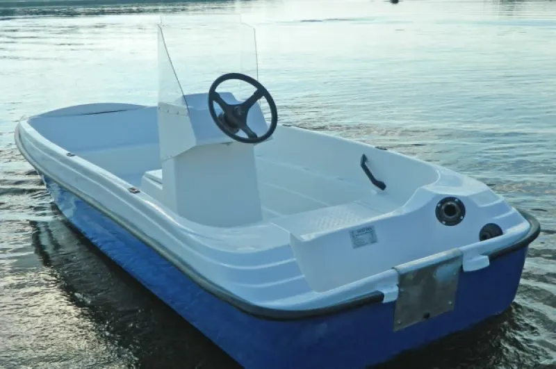 Стеклопластиковая лодка Пингвин с консолью (тримаран), фото: 18