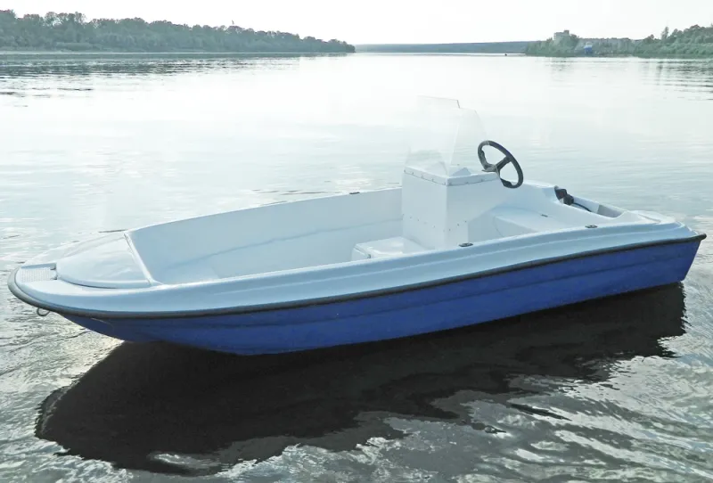 Стеклопластиковая лодка Пингвин с консолью (тримаран), фото: 16