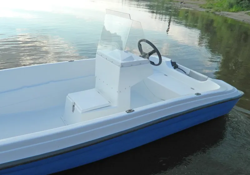 Стеклопластиковая лодка Пингвин с консолью (тримаран), фото: 15